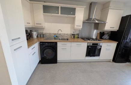 Large Modern House with Private Parking - Foto 14