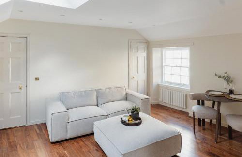 Charming Central Mews Home with Secure Parking - Foto 7