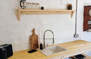 Cosy Couples Retreat at THE COOP with Hot Tub - Foto 11