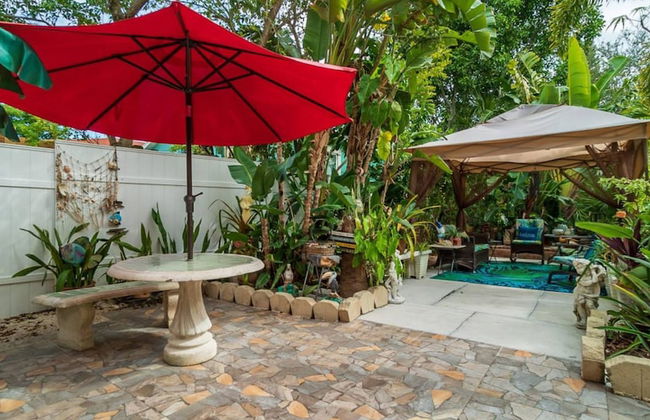 The Secret Garden - The Cottage Near Beach, Shops, Restaurants, Pet Friendly, Close to Lucerne Ave! - Foto 15