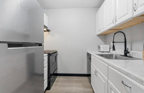 Comfortable bedroom and cozy living space - Foto 6