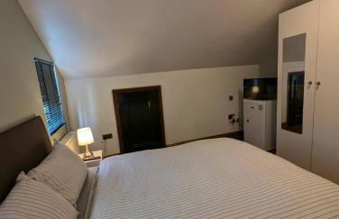 3B-10min City Airport Parking No Parties allowed - Foto 12