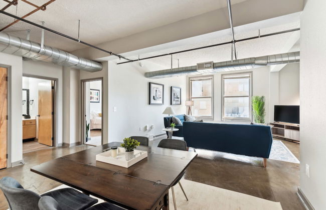 Spacious 2BR Downtown Retreat - Photo 38