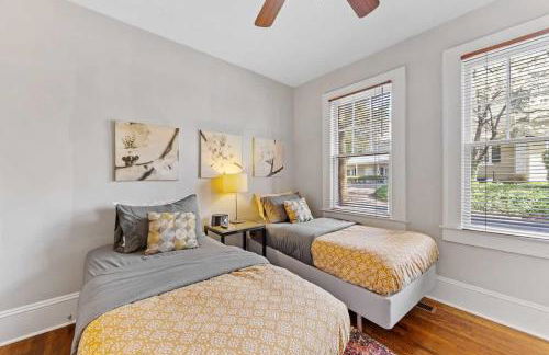 Luxurious Myers Park Living with Screened Porch - Foto 17