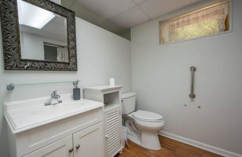 Mountain View 3BR with Sunroom, Close to Ski and Trails - Foto 36