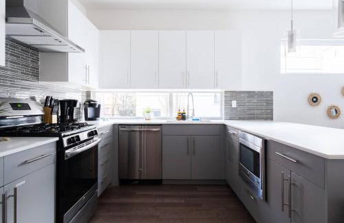 Walk to Restaurants from a Designer Cap Hill Home - Foto 34