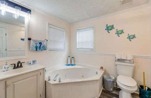 7 Mi to Beach! Sneads Ferry Family Home with Hot Tub - Foto 16