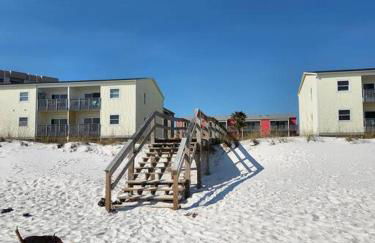 Quiet 2 bedroom condo on Gulf with pool and pond - Photo 14