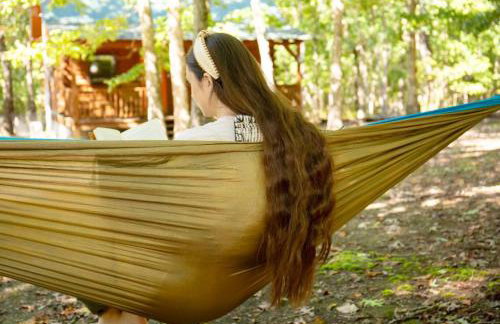 Cabin in the Woods - Hot Tub, Fire Pit, BBQ - Foto 32