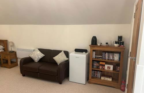 Charming King Bed Ensuite Studio in Peaceful West Challow - Photo 4