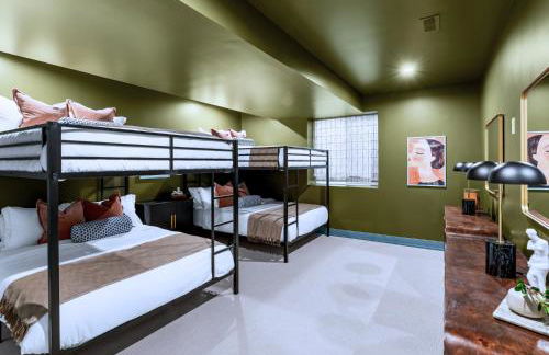 The Benton Hot Tub Theater 5 Mins to Denver - Foto 11