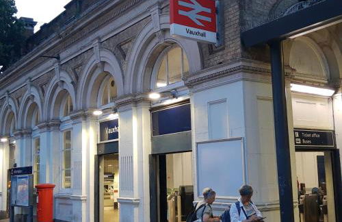 Vauxhall Central - Spacious 3-Bed Serviced Apartment- Balcony-Free Parking - Lift - Sleeps 7 - Foto 26