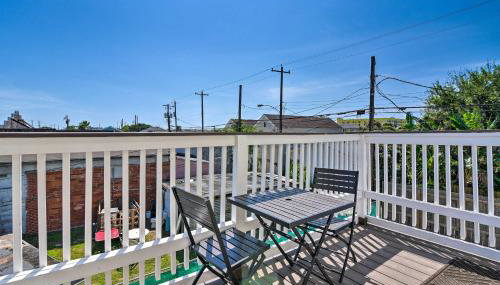 Walk to Beach Breezy Galveston Apt with Deck! - Foto 3