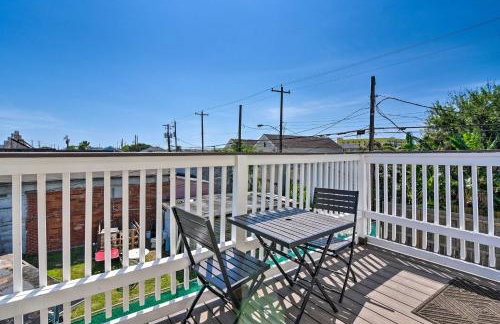 Walk to Beach Breezy Galveston Apt with Deck! - Foto 3