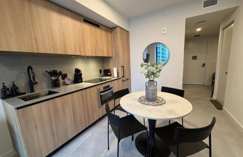 Downtown Condo with Den and Pool Access - Foto 10