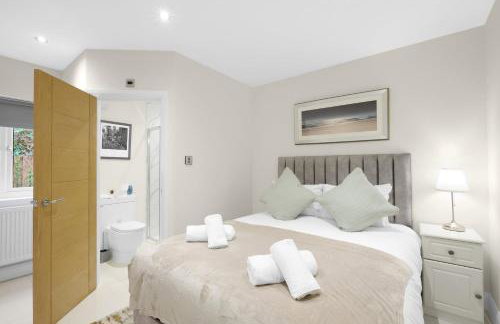 Modern Comfort 2-Bedroom, 2-Bathroom House - Photo 16