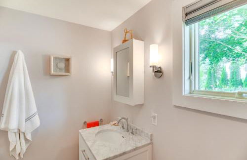 Coastal-Modern Home Less Than 3 Mi to Charlestown Beach! - Foto 19