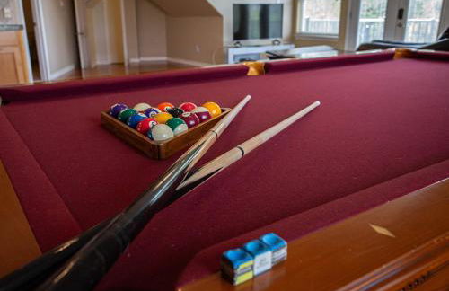 Lakefront 6BR Retreat w Dock & Game Room - Foto 40