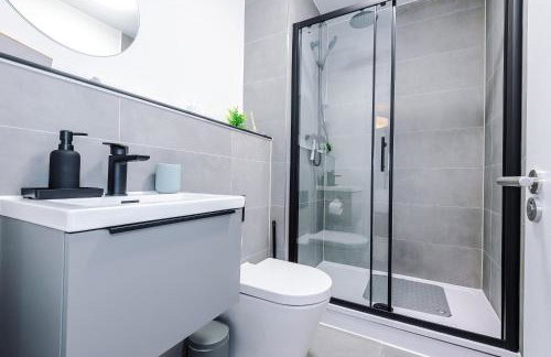 Modern 2BR Apartment in Manchester with Parking - Foto 17