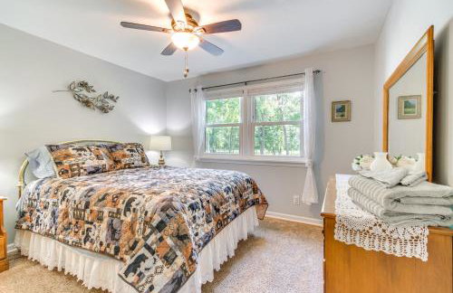 Near Trails and Wineries Victor Getaway with Fire Pit - Foto 17