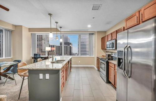 Luxury 13th Floor Condo: Downtown/ Parking 18 /Gym - Photo $