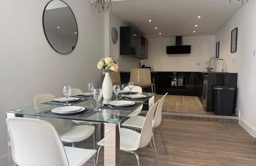 Stylish 3 bed spacious flat - Foto 18