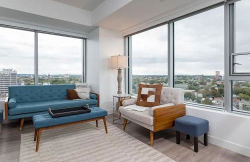 High Rise Retreat w City Skyline Views Shared Gym - Photo 12