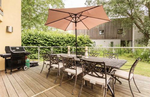 Modern contemporary home in beautiful setting - Foto 46