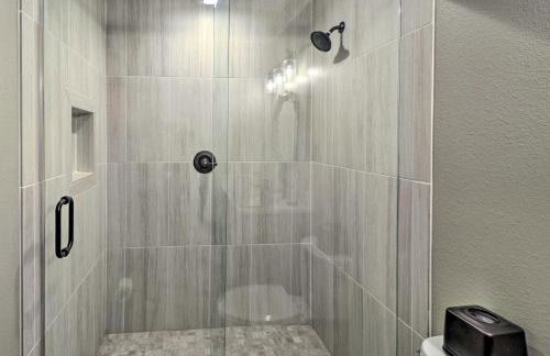 Renovated Riverfront Retreat with Deck and Grill! - Foto 22