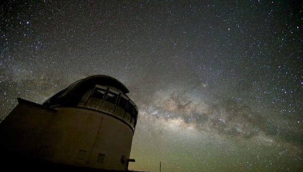 Cai a noite sobre o vulcão Mauna Kea