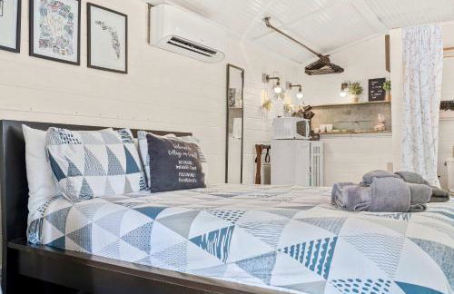 Tiny Home w MIL suite - 3 MI to DT - Foto 70