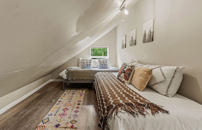 Inn the Poconos by Avantstay Private Lake Access Enclosed Hot Tub - Photo 20