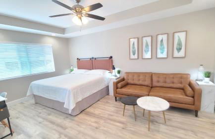 Paradise Park Newly built studio with king bed - Photo 1