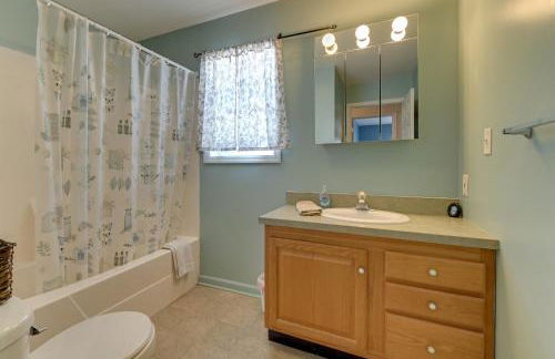 Waterfront Lake George Retreat with Shared Dock - Foto 15