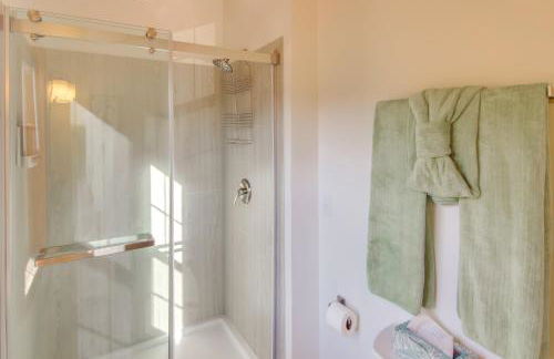 Hike and Unwind, Peaceful Wooded Retreat in Newport - Foto 16