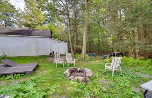 Explore the Poconos! Cozy Creekside Cabin with Patio - Foto 28