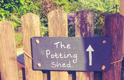 The Potting Shed near Tenby, 100" Projector, Four poster bed, On-site HOT TUB access via Spa Pack - Photo 11