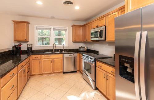 Refinished 3-BR Lowcountry Retreat - Foto 8