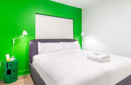 Dual Bachelor Pads w/ Rooftop Lounge & Games Sleeps 26 5 Min to Broadway - Foto 70