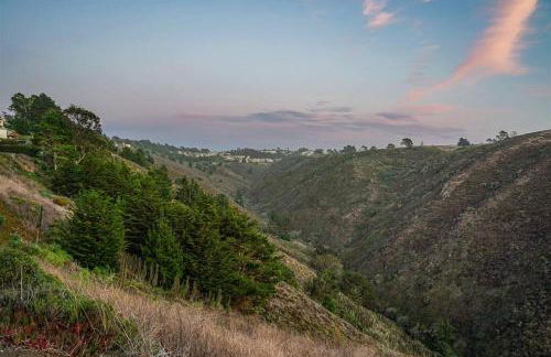 Charming 2BR Coastal Getaway in Pacifica - Photo 13