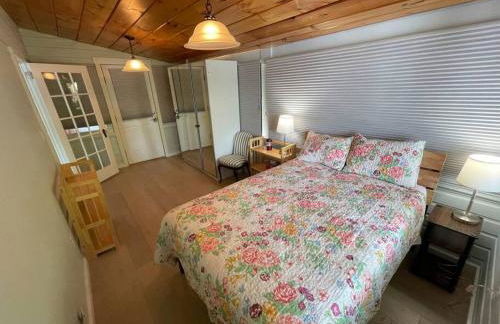 Berta's Lake Front Cottage on Winona Lake! - Foto 19