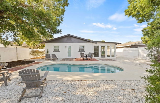 Sunny Palmetto Oasis: 4br Home With Private Pool 4 Bedroom Home by RedAwning - Foto 1