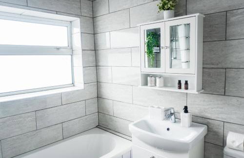 Spacious 3BR Weekend Getaway Home Near Etihad and Coop Live - Free Parking! - Foto 7