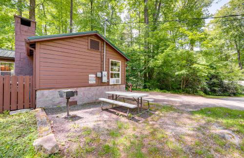 Pet-Friendly Creekside Cabin with Pool Access! - Foto 23