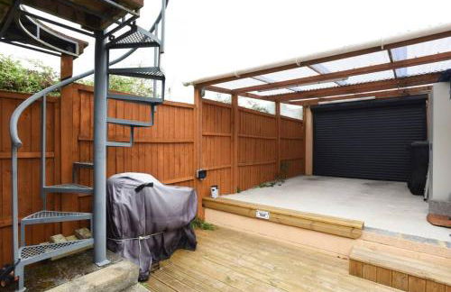 Air Maison - Family Home with Off-Road Parking - Photo 7