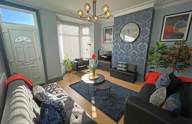 Spacious 3-Bedroom House with Parking - Photo 1