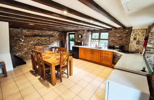 Stunning 2 Bedroom Guest House with Hot Tub - Photo 2