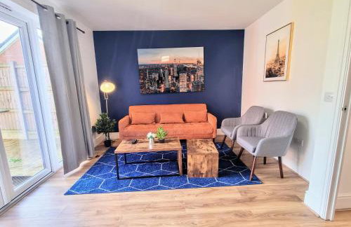 Spacious 4BR House Sleeps 8 with Free Parking, Contractor Friendly, Near Basildon Hospital & London Links - Foto 1