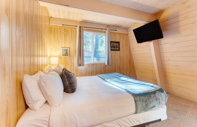 Lundy Bearden Serene Tahoe Retreat With Deck Fireplace and Forest Views - Foto 25