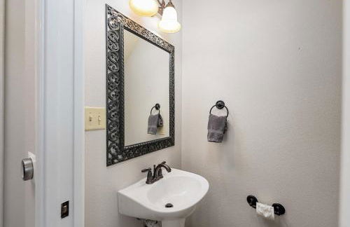 Upstay Stylish 4BR Getaway in Vibrant East Austin - Foto 24